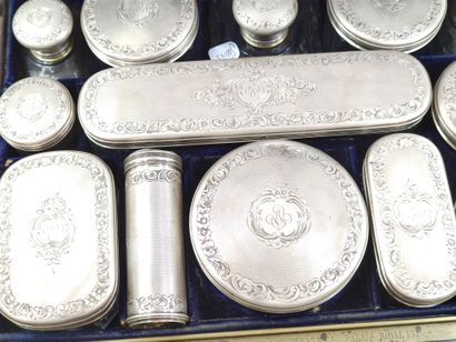 NECESSAIRE DE VOYAGE

dans un coffret en...