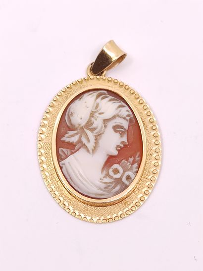 PENDENTIF en or jaune 750° ornée d'un camée...