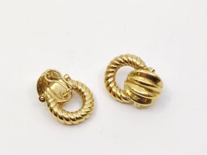 PAIRE de boucles d'oreilles en or jaune 750°...
