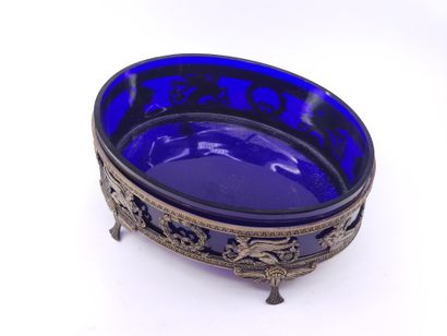 JARDINIERE ovale en metal argente a ceinture...
