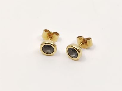 PAIRE de boutons d'oreilles en or jaune 750°...