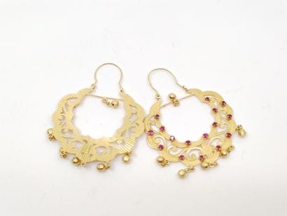 
PAIRE de boucles d'oreilles en or jaune...