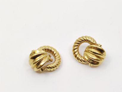 PAIRE de boucles d'oreilles en or jaune 750°...
