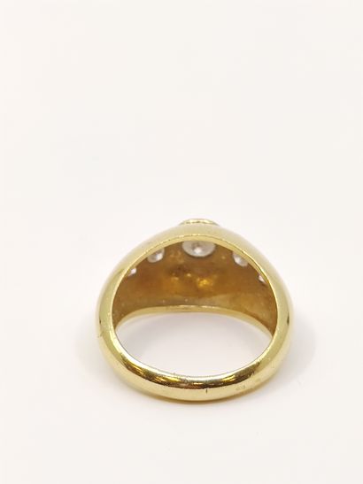 BAGUE jonc en or jaune 750°, ornée d'un diamant...