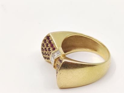 BAGUE nœud en or jaune 750° ornée de pierres...