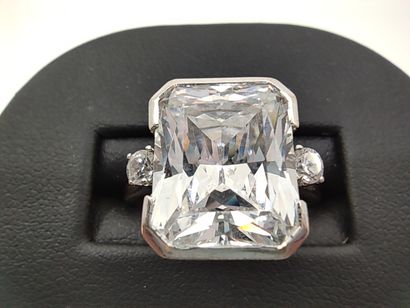 BAGUE en or gris 750°, ornée d'un oxyde de...