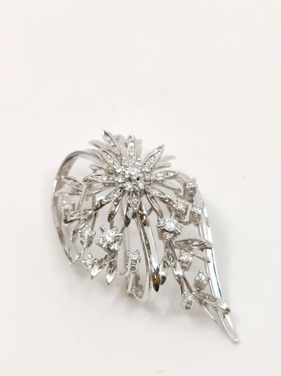 BROCHE en or gris 750° à motifs de fleurs...