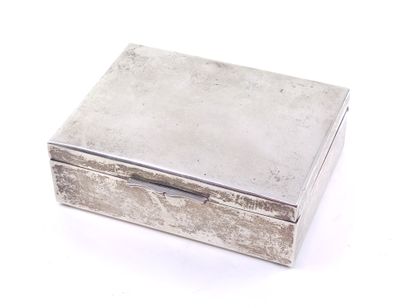 Boite rectangulaire en argent reposant sur...