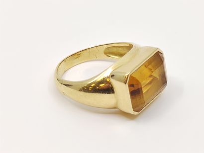 BAGUE en or 750°, ornée d'une citrine rectangulaire...