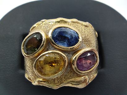 BAGUE en or jaune 750°, pavée de quatre saphirs...