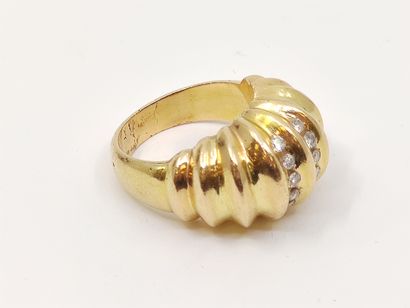 BAGUE dôme en or jaune 750 godronné, pavée...
