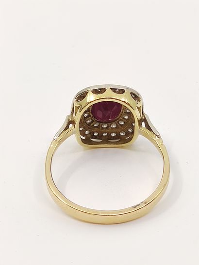BAGUE pompadour en or 750°, ornée de deux...