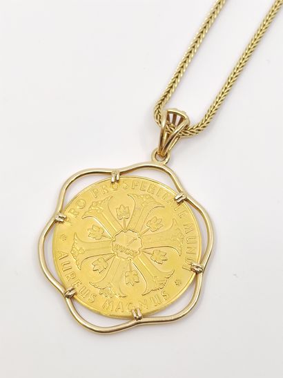 COLLIER en or 18kt supportant un PENDENTIF...
