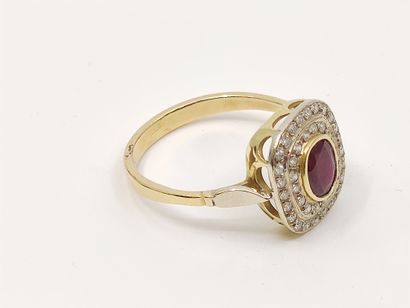 BAGUE pompadour en or 750°, ornée de deux...