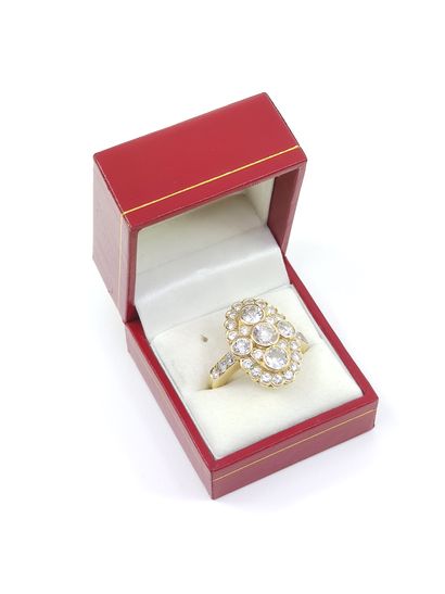 BAGUE en or jaune 750°, ornée d'un diamant...