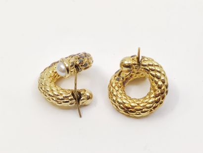 PAIRE de créoles torsadés à motifs d'écailles...