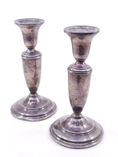 paire de bougeoire en argent de forme balustre,...