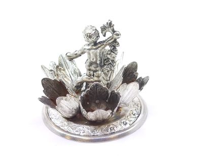 Porte bougie de table en argent à décor d'un...