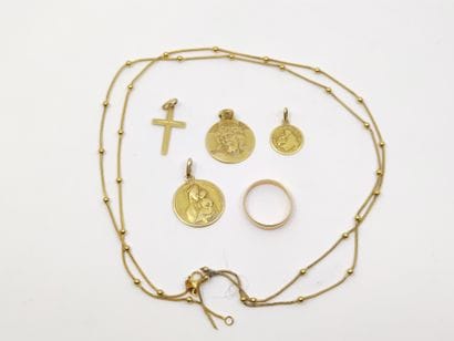 LOT d'or 750° comprenant : 

Collier 

Trois...