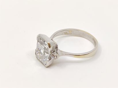 BAGUE en or gris 750°, ornée d'un oxyde de...