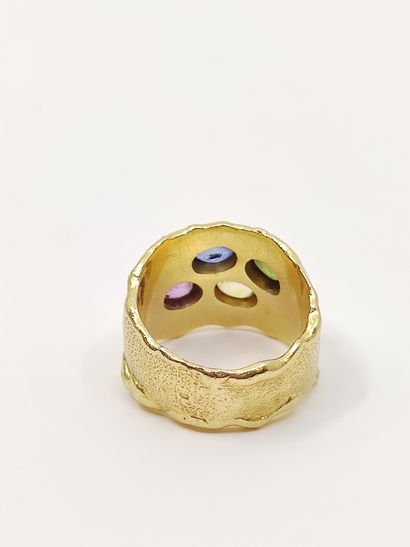 BAGUE en or jaune 750°, pavée de quatre saphirs...