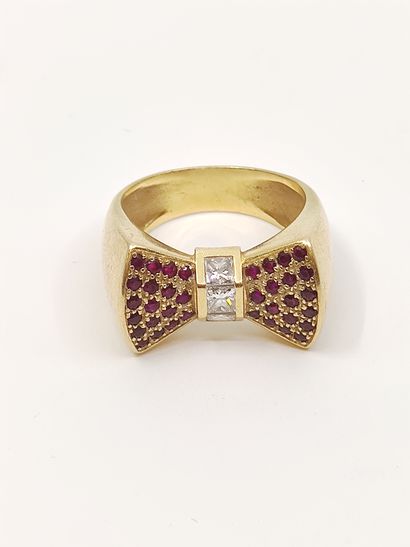 BAGUE nœud en or jaune 750° ornée de pierres...