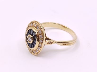 BAGUE en or jaune 750 à motif ovale sertie...