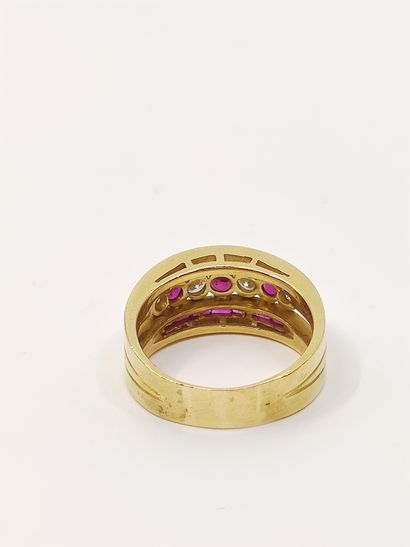 BAGUE en or 750°, ornée de quatre diamants...