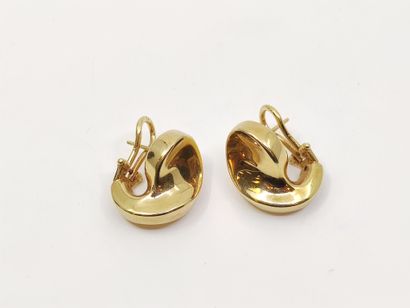 PAIRE de boucles d'oreilles en or jaune 750°...