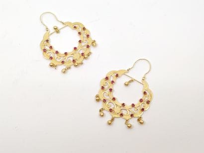 
PAIRE de boucles d'oreilles en or jaune...