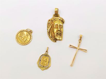 LOT d'or 750 comprenant :

Une croix 

Pendentif...