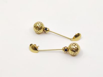 PAIRE de pendants d'oreilles en or jaune...