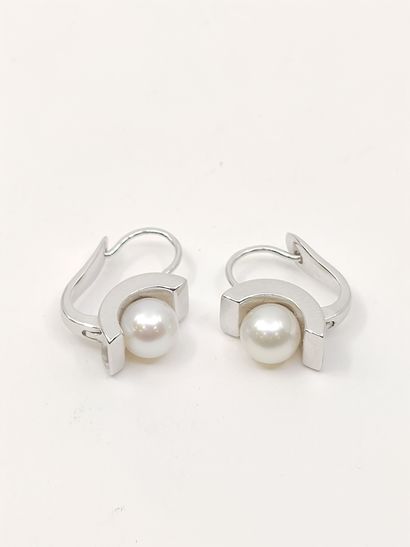 PAIRE de boucles d'oreilles en or gris 750°...