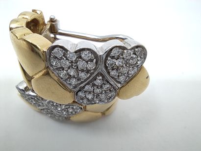 PAIRE de boucles d'oreilles en or deux tons...