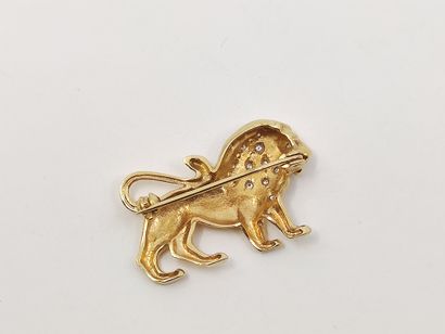 BROCHE en or jaune 750° firant un lion, la...