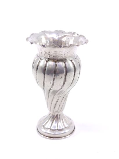 Petit vase cornet à décor de godrons mouvementé...