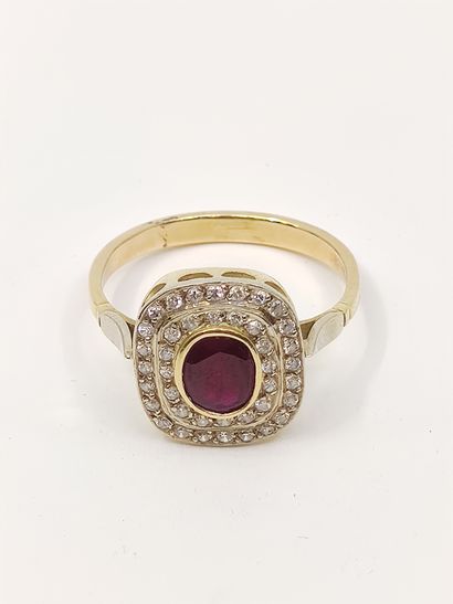 BAGUE pompadour en or 750°, ornée de deux...