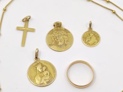 LOT d'or 750° comprenant : 

Collier 

Trois...