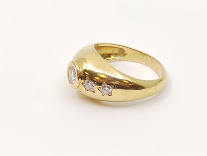 BAGUE jonc en or jaune 750°, ornée d'un diamant...