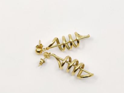 PAIRE de pendants d'oreilles formant une...
