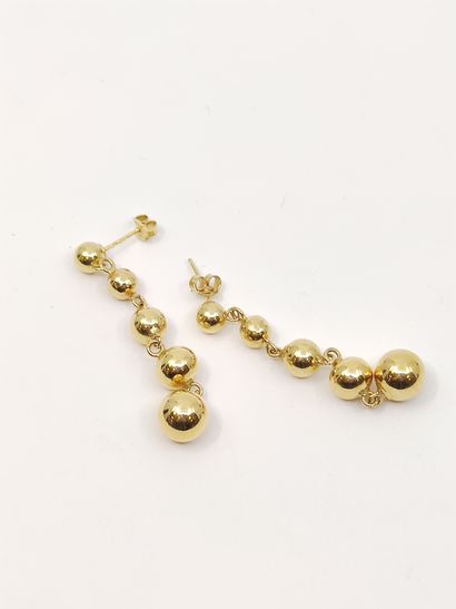 PAIRE de pendants d'oreilles formant une...