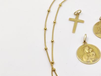 LOT d'or 750° comprenant : 

Collier 

Trois...