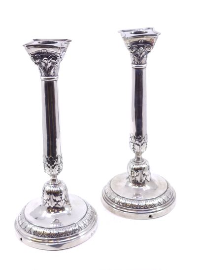 Paire de bougeoirs en argent à fûts corinthiens...