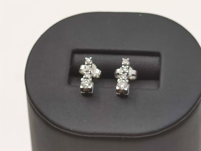 PAIRE de pendants d'oreilles en or gris 750°...