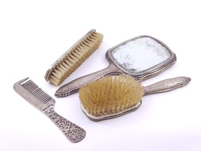 Partie de nécessaire de toilette en argent...