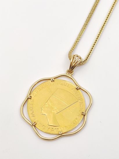 COLLIER en or 18kt supportant un PENDENTIF...
