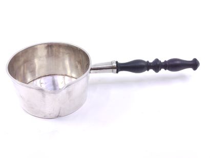 Casserole en argent, manche en bois noirci

1838

Poids...