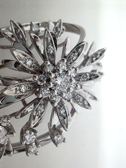 BROCHE en or gris 750° à motifs de fleurs...