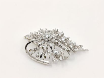 BROCHE en or gris 750° à motifs de fleurs...