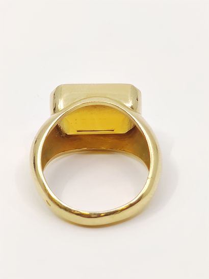 BAGUE en or 750°, ornée d'une citrine rectangulaire...